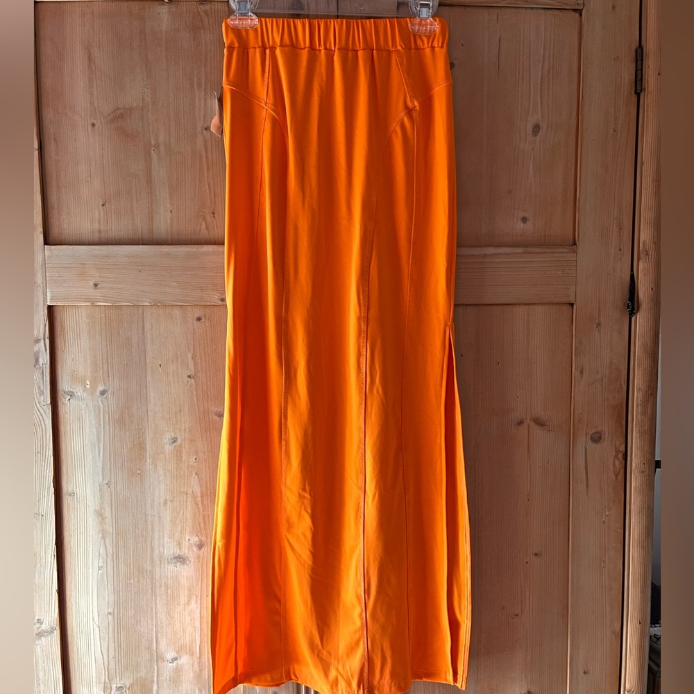 🔥🔥🔥 Long stretchy orange skirt with side slits, size S